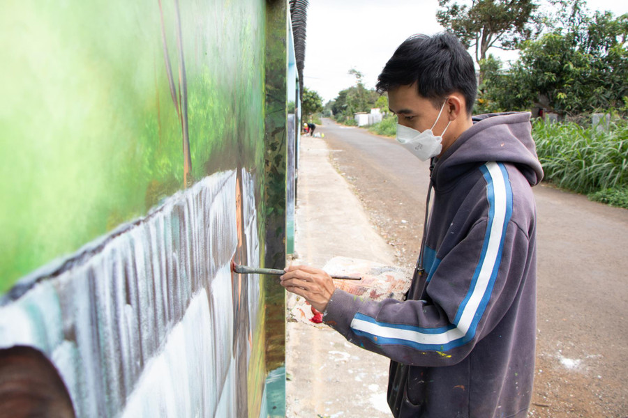  Dưới nét cọ của các họa sĩ trẻ thuộc nhóm vẽ của họa sĩ Y Luê Adrơng và Công ty TNHH thiết kế Kim Anh.