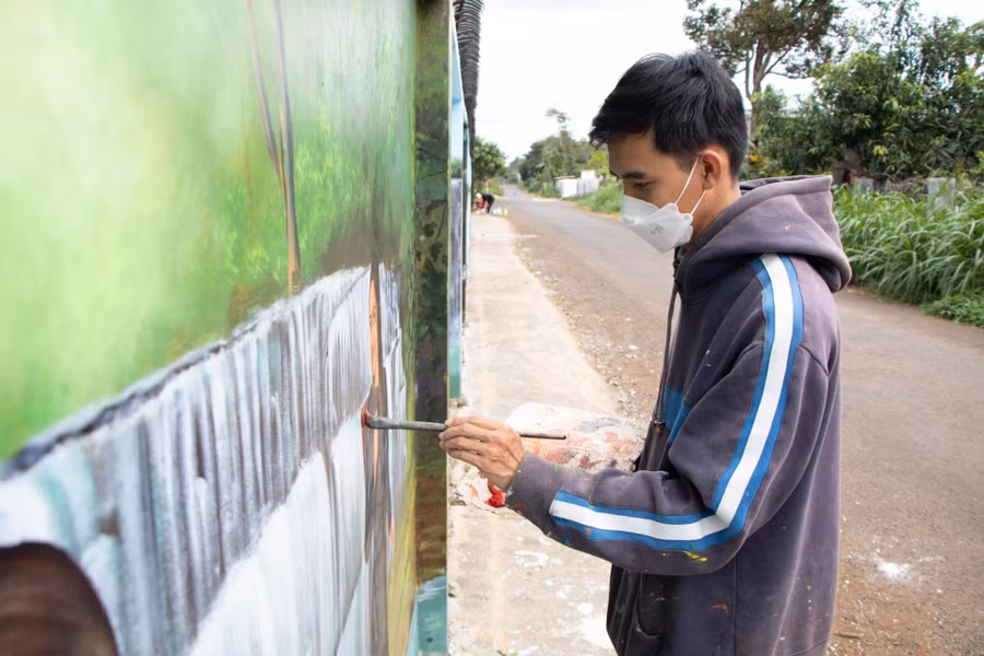  Dưới nét cọ của các họa sĩ trẻ thuộc nhóm vẽ của họa sĩ Y Luê Adrơng và Công ty TNHH thiết kế Kim Anh.