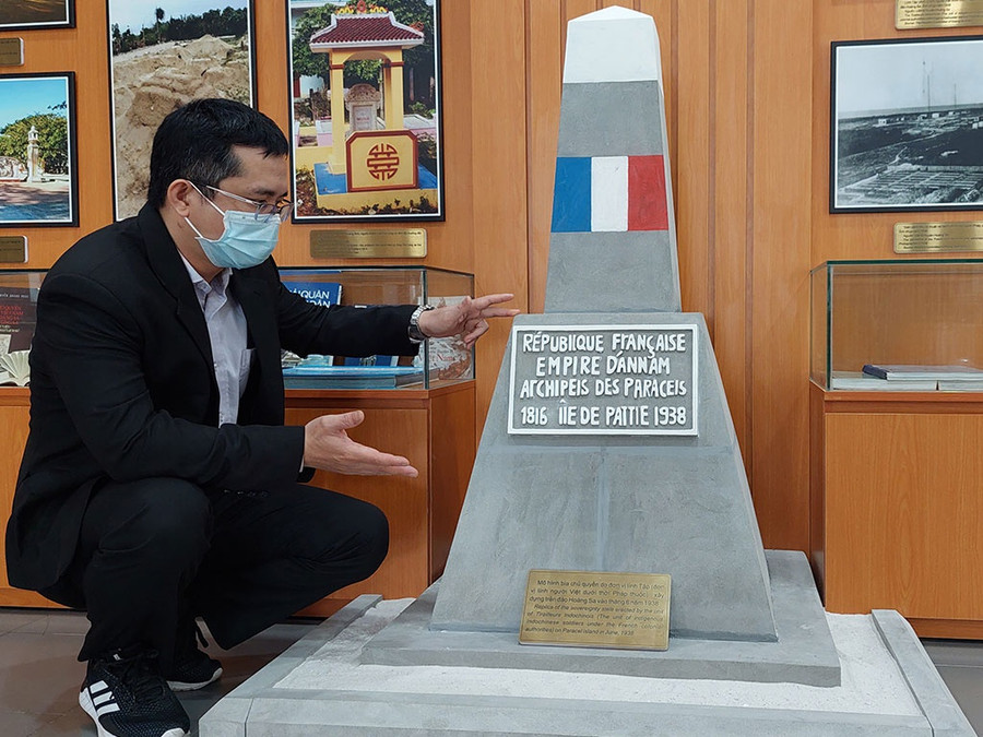 Từ cơ duyên với du khách Pháp, Nhà trưng bày Hoàng Sa đã phục chế thành công cột mốc cùng tấm bia chủ quyền rõ nét chữ