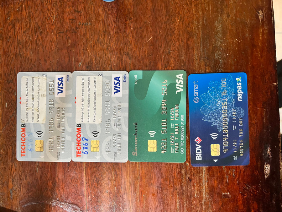 Thẻ ngân hàng Hoan mua trên Facebook để phạm tội. Ảnh: Công an cung cấp