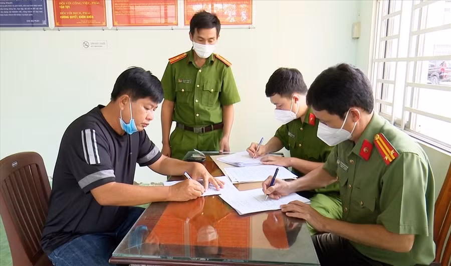 Bị can Nguyễn Văn Sang ghi ý kiến sau khi nhận quyết định khởi tố về tội “Rửa tiền”. Ảnh: NT