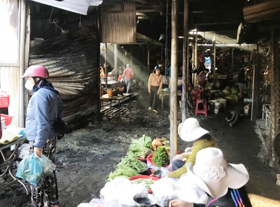 8 ki ốt tại chợ Hà Lam bị ngọn lửa thiêu rụi lúc rạng sáng. Ảnh: C.X