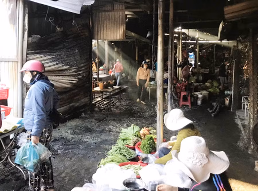 8 ki ốt tại chợ Hà Lam bị ngọn lửa thiêu rụi lúc rạng sáng. Ảnh: C.X