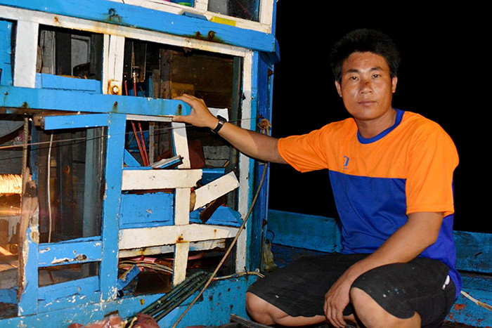 Trên chuyến biển xa nhà ngày Tết, nhiều ngư dân không khỏi chạnh lòng.