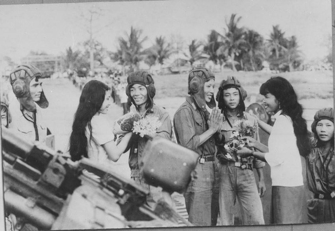 Sáng 3-5-1983, người dân thủ đô Phnom Penh (Campuchia) lưu luyến tiễn các chiến sĩ quân tình nguyện Việt Nam hoàn thành nghĩa vụ quốc tế, lên đường trở về nước. Ảnh: TTXVN Sáng 3-5-1983, người dân thủ đô Phnom Penh (Campuchia) lưu luyến tiễn các chiến sĩ quân tình nguyện Việt Nam hoàn thành nghĩa vụ quốc tế, lên đường trở về nước. Ảnh: TTXVN