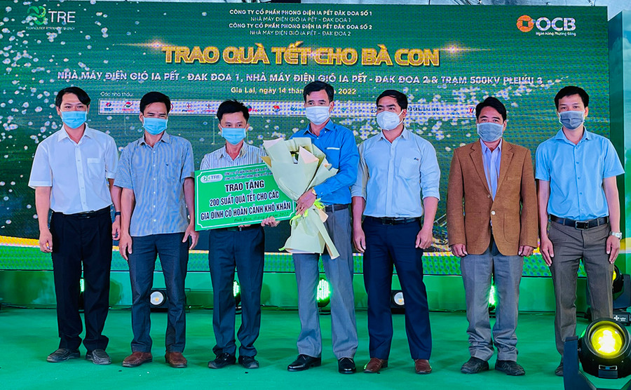 Trao 200 suất quà Tết cho các hộ dân có hoàn cảnh khó khăn thuộc các xã, phường mà 2 Nhà máy đóng chân. Ảnh: Vũ Thảo