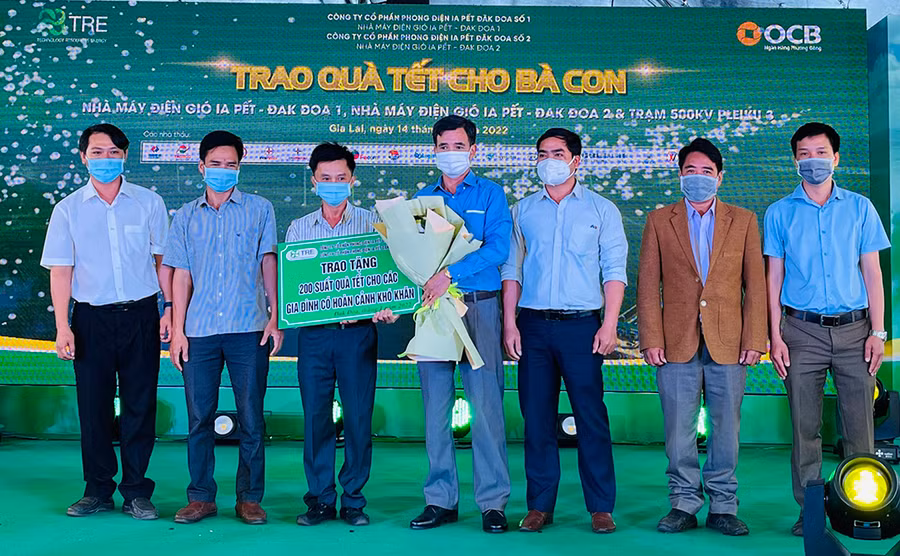 Trao 200 suất quà Tết cho các hộ dân có hoàn cảnh khó khăn thuộc các xã, phường mà 2 Nhà máy đóng chân. Ảnh: Vũ Thảo