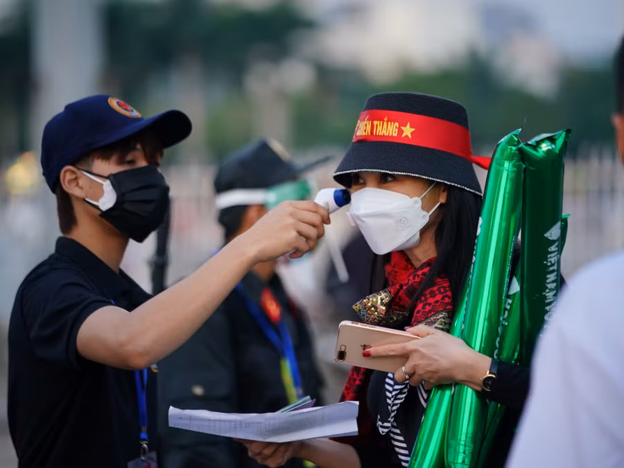 Thân nhiệt phải dưới 37,2 độ C mới đủ điều kiện vào sân. Ảnh:ĐỘC LẬP