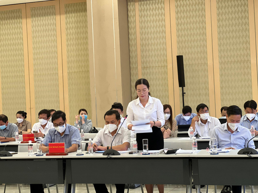 Lãnh đạo Sở LĐ-TB-XH Bình Dương thông tin về lương thưởng dịp tết cho công nhân. Ảnh: Đỗ Trường