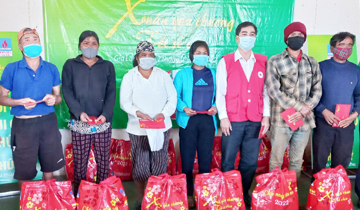 Tặng quà Tết cho các đối tượng khó khăn xã Thăng Hưng, huyện Chư Prông. Ảnh: Hồng Ngọc