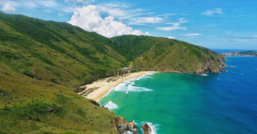 Kỳ Co, nơi được du khách ghé thăm nhiều nhất khi đến Bình Định. Ảnh: Lê Hồ Bắc