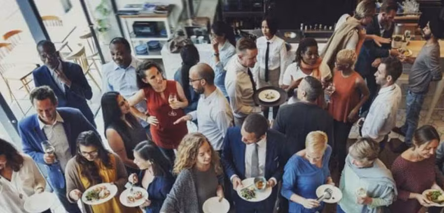 Nhiều người sai lầm khi tha hồ tụ tập vì nghĩ rằng điều tồi tệ nhất đã qua. Minh họa: Shutterstock