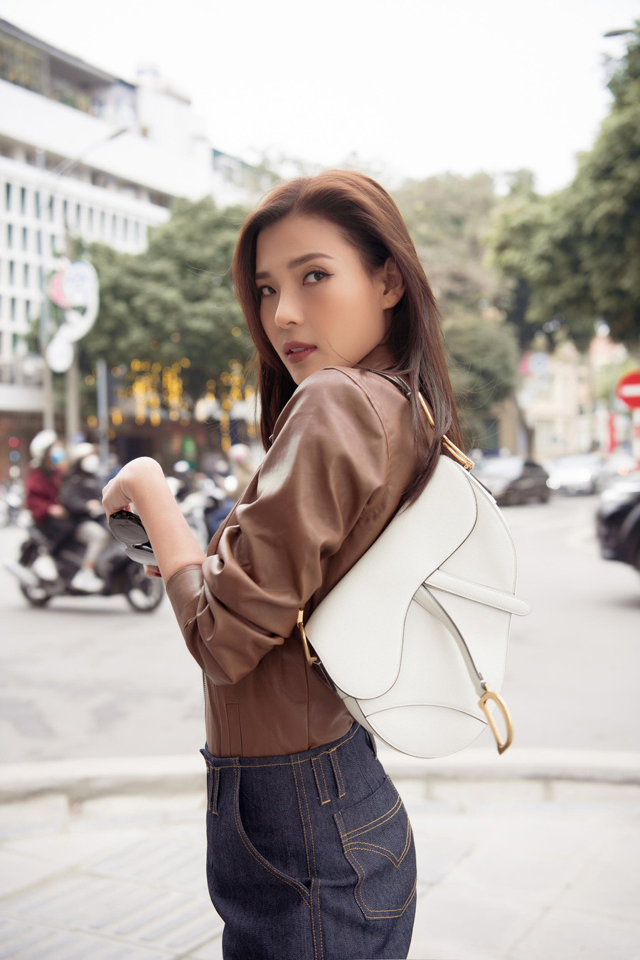 Bà xã Lương Thế Thành sang chảnh khi kết hợp túi Dior yên ngựa màu trắng, áo sơ mi da phối với quần jean cách điệu ôm sát. Nữ diễn viên tiết lộ đã giảm cân thành công và hiện đang duy trì số đo khá chuẩn. Ảnh: Vũ Toàn