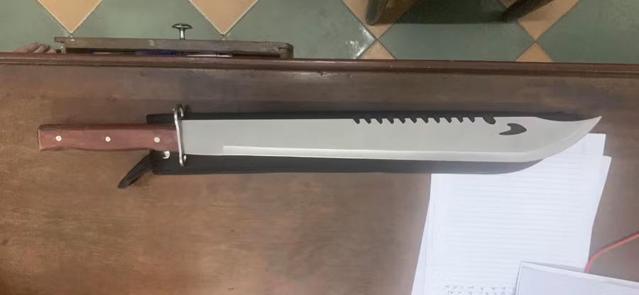 Cây đao các côn đồ vứt lại khi bị truy xét. Ảnh: Văn Tiến Cây đao các côn đồ vứt lại khi bị truy xét. Ảnh: Văn Tiến