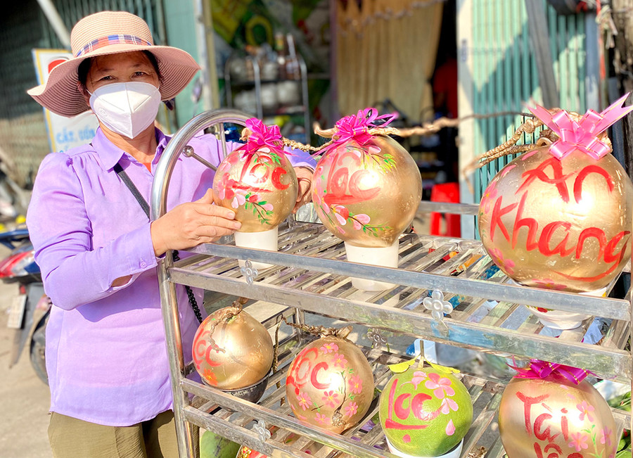 Mặt hàng dừa trang trí lạ mắt của bà Ngô Thị Kính (tổ 1, thị trấn Kông Chro) khá “hút” khách khi được bày bán tại chợ trung tâm huyện. Ảnh: Mộc Trà Mặt hàng dừa trang trí lạ mắt của bà Ngô Thị Kính (tổ 1, thị trấn Kông Chro) khá “hút” khách khi được bày bán tại chợ trung tâm huyện. Ảnh: Mộc Trà
