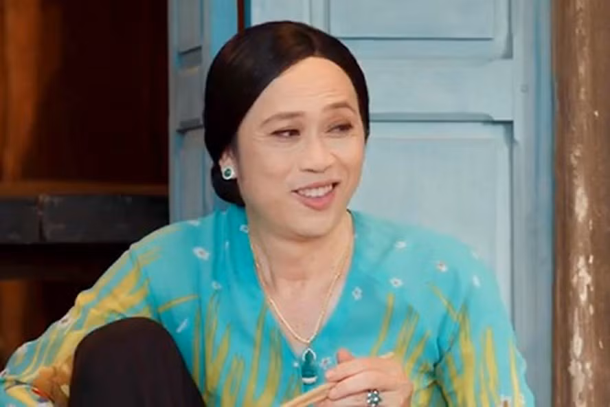 Tạo hình giả gái của Hoài Linh. Ảnh: CGV