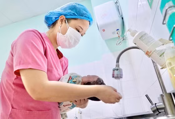 Tắm cho trẻ sơ sinh