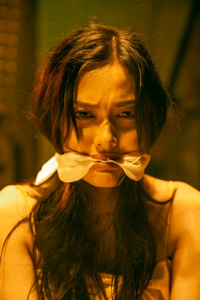 Gương mặt góc cạnh và biểu cảm đa dạng của Fung La trong Đầm bích. Ảnh: NVCC