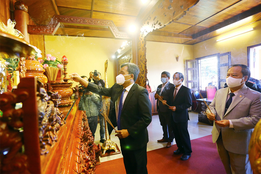 Lãnh đạo tỉnh dâng hương tưởng nhớ Bác tại Quảng trường Đại Đoàn Kết. Ảnh: Quang Tấn