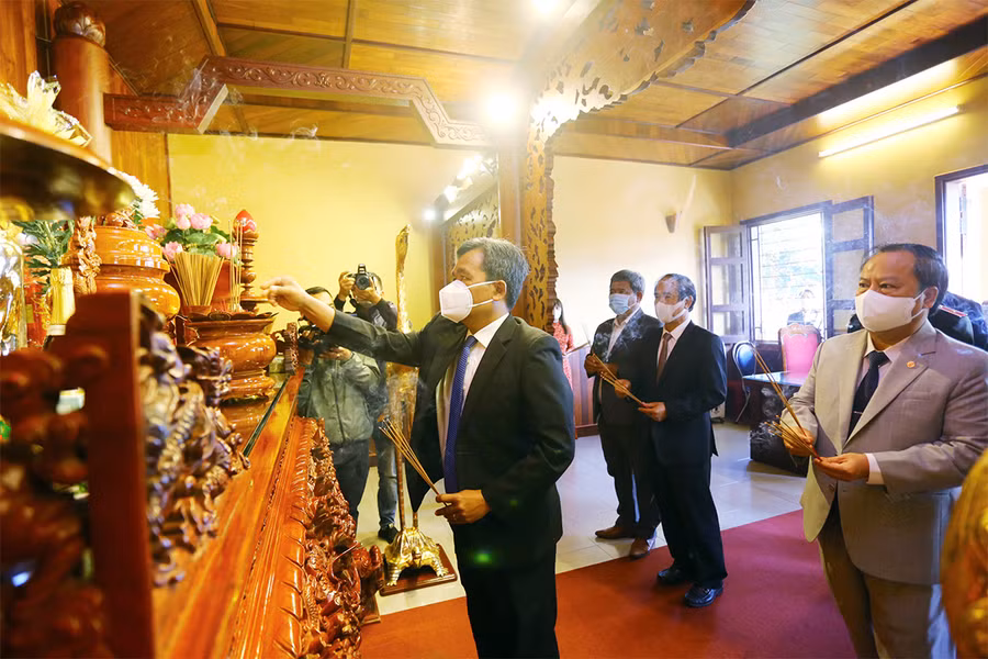 Lãnh đạo tỉnh dâng hương tưởng nhớ Bác tại Quảng trường Đại Đoàn Kết. Ảnh: Quang Tấn