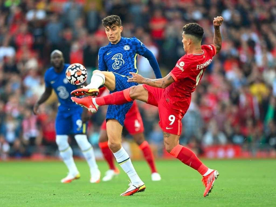 Dẫn trước Chelsea, nhưng Liverpool (phải) cuối cùng chỉ có 1 điểm ra về. Ảnh: AFP
