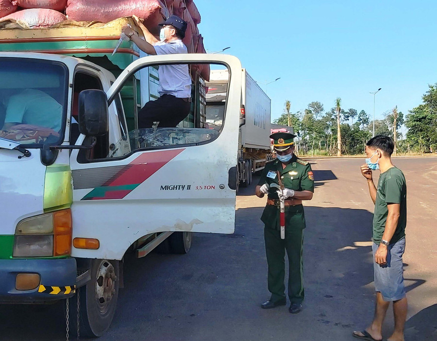 Cán bộ Đồn Biên phòng Cửa khẩu Quốc tế Lệ Thanh (huyện Đức Cơ) kiểm tra người và phương tiện nhập cảnh. Ảnh: Vĩnh Hoàng