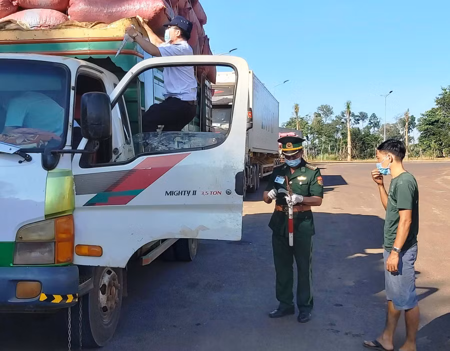 Cán bộ Đồn Biên phòng Cửa khẩu Quốc tế Lệ Thanh (huyện Đức Cơ) kiểm tra người và phương tiện nhập cảnh. Ảnh: Vĩnh Hoàng