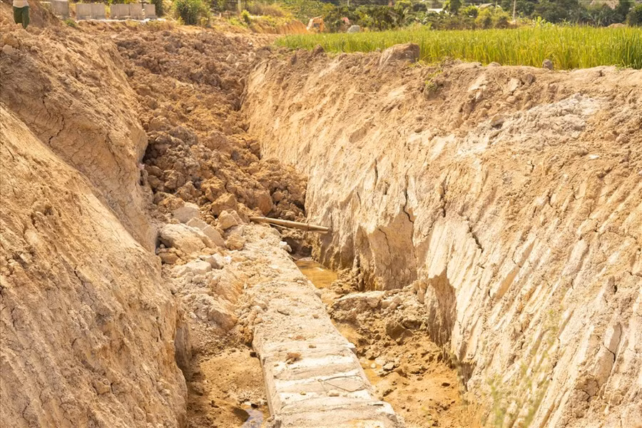 Nhiều hạng mục dẫn nước qua ruộng nhưng lại nằm chìm dưới lòng đất. Ảnh: Phan Tuấn