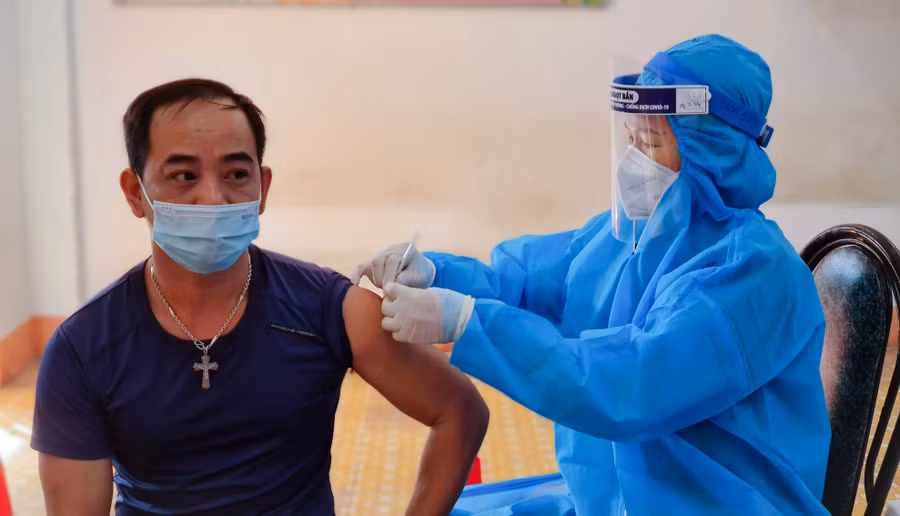 Tiêm vắc xin mũi 3 phòng Covid-19 cho người dân tại điểm tiêm trường tiểu học Chu Văn An (phường Tây Sơn, TP. Pleiku). Ảnh: Bá Bính