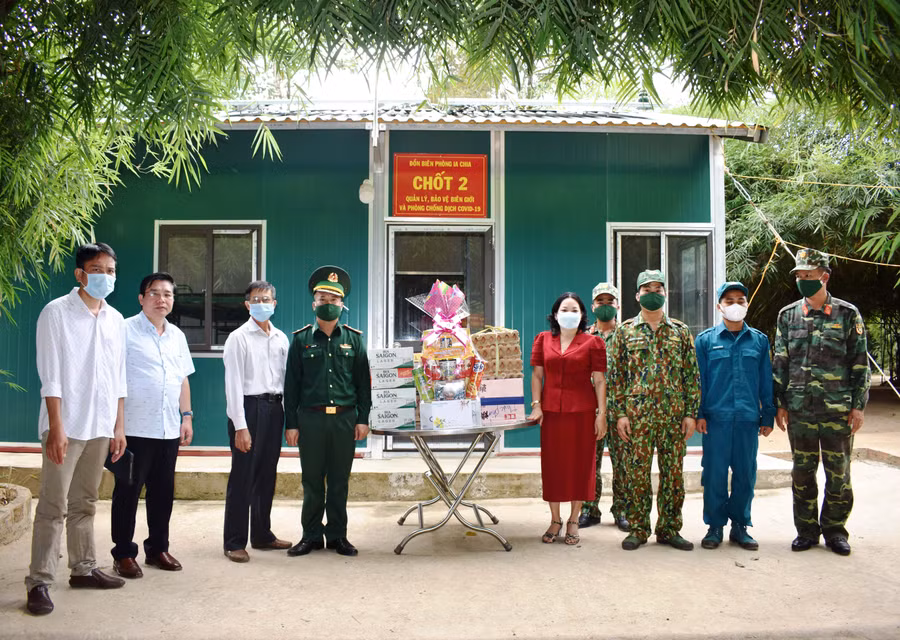 Đoàn tặng quà Chốt số 2-Đồn biên phòng Ia Chía. Ảnh: Minh Thoan