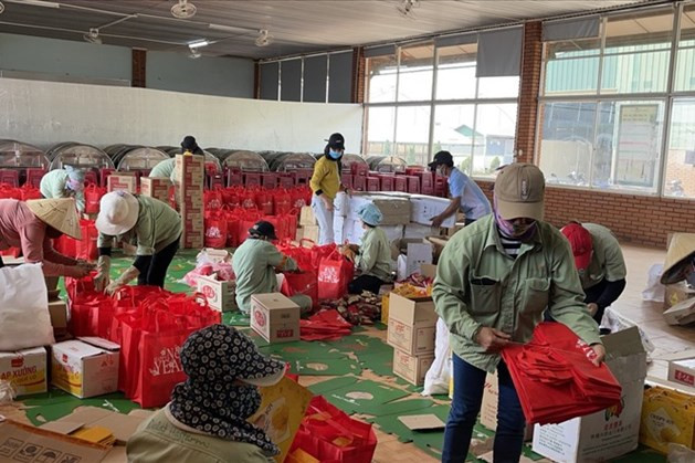 Công đoàn và C.ty TNHH Hasfarm (Lâm Đồng) chuẩn bị quà Tết tặng công nhân. Ảnh Lê Mai