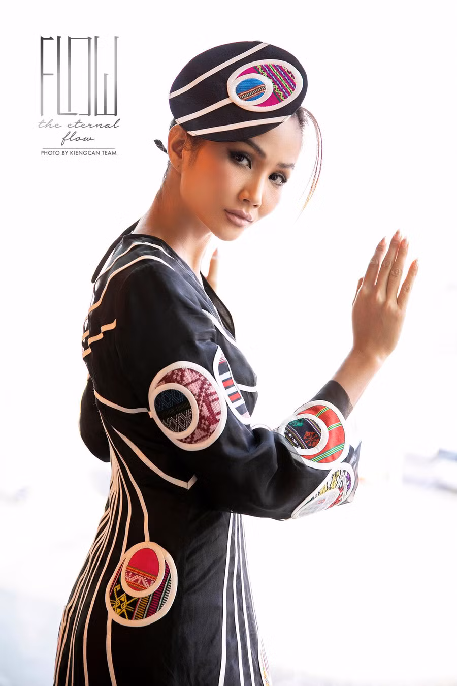 Ngay khi những hình ảnh về Hoa hậu Hoàn vũ Việt Nam 2017 được đăng tải, nhiều tín đồ thời trang dành lời khen ngợi và cho rằng H'Hen Niê rất phù hợp với những bộ trang phục mang chất liệu thổ cẩm. Ảnh: Team kiếng cận Ngay khi những hình ảnh về Hoa hậu Hoàn vũ Việt Nam 2017 được đăng tải, nhiều tín đồ thời trang dành lời khen ngợi và cho rằng H'Hen Niê rất phù hợp với những bộ trang phục mang chất liệu thổ cẩm