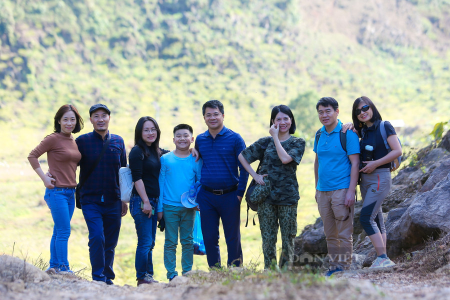 Trong tiết trời lạnh giá và đón gió xuân về ở vùng cao, những vườn mận của người dân tộc Mông bung nở hoa trắng trời như níu chân người lữ khách.