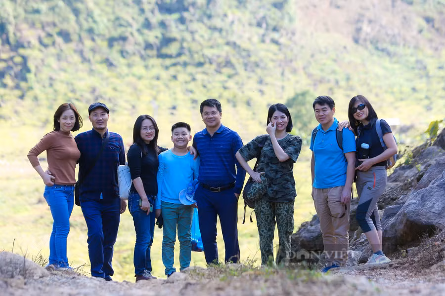 Trong tiết trời lạnh giá và đón gió xuân về ở vùng cao, những vườn mận của người dân tộc Mông bung nở hoa trắng trời như níu chân người lữ khách.