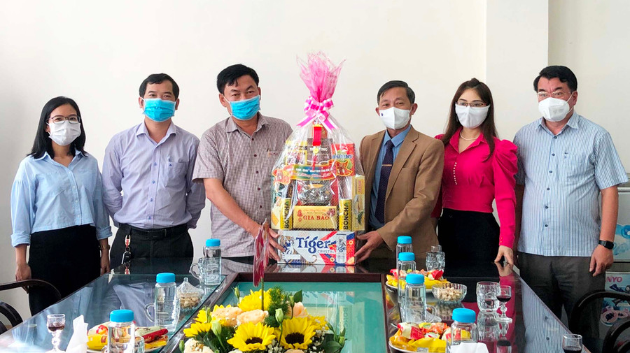 Trưởng Ban Tuyên giáo Tỉnh ủy (thứ 4 từ trái qua) thăm, chúc Tết Báo Gia Lai. Ảnh: Đinh Yến