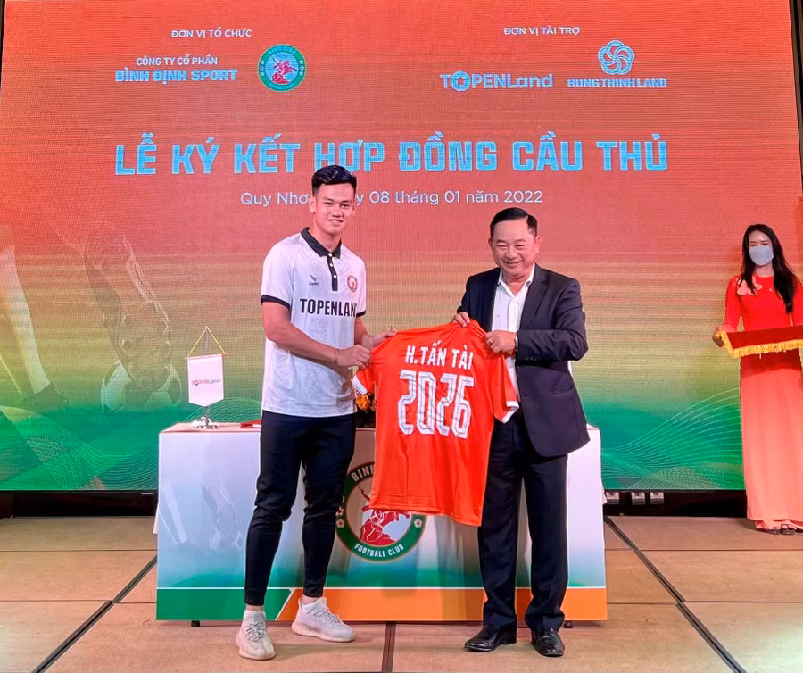 Hồ Tấn Tài cùng GĐĐH CLB Bình Định Nguyễn Hữu Sang khoe bản hợp đồng mới. Ảnh: Ngọc Linh