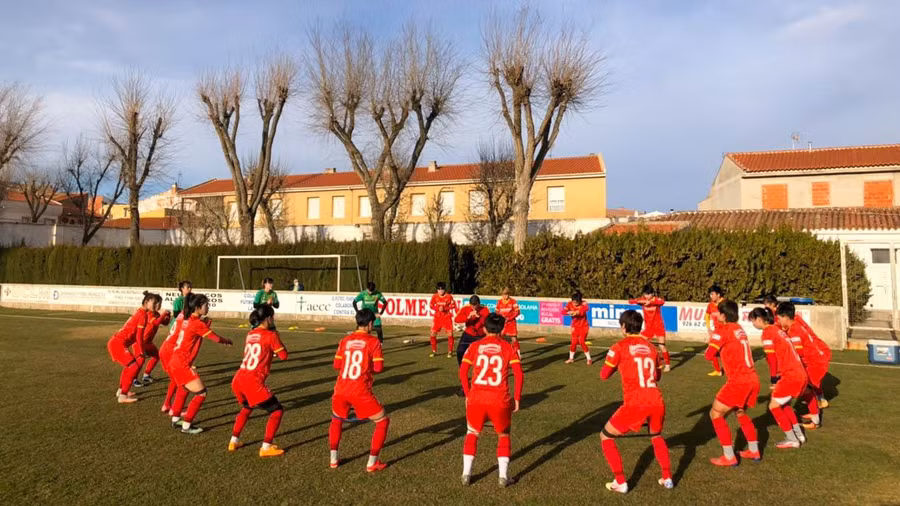 Các cầu thủ nữ Việt Nam khởi động trước trận đấu. Ảnh: VFF