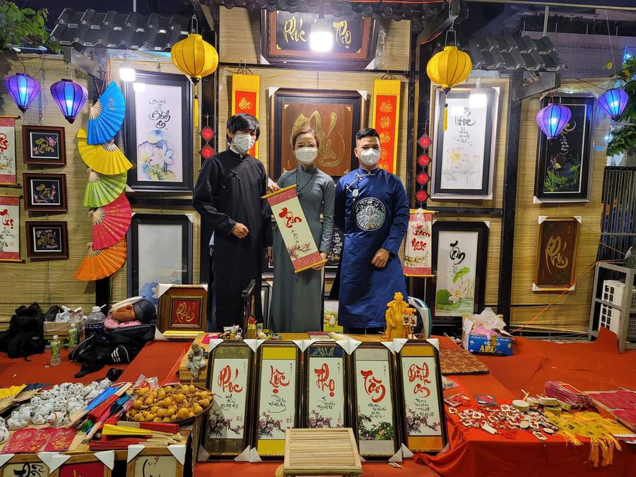 Anh Lê Xuân Tấn (ngoài cùng bên phải) tại phố ông đồ, Nhà văn hóa Thanh niên TP.HCM. Ảnh: NVCC Anh Lê Xuân Tấn (ngoài cùng bên phải) tại phố ông đồ, Nhà văn hóa Thanh niên TP.HCM. Ảnh: NVCC