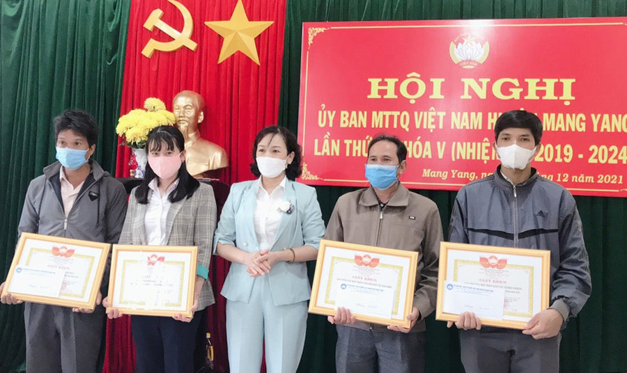  Đại diện Ủy ban MTTQ Việt Nam huyện Mang Yang tặng giấy khen cho các tập thể, cá nhân có thành tích xuất sắc trong công tác Mặt trận năm 2021. Ảnh: Thanh Nga