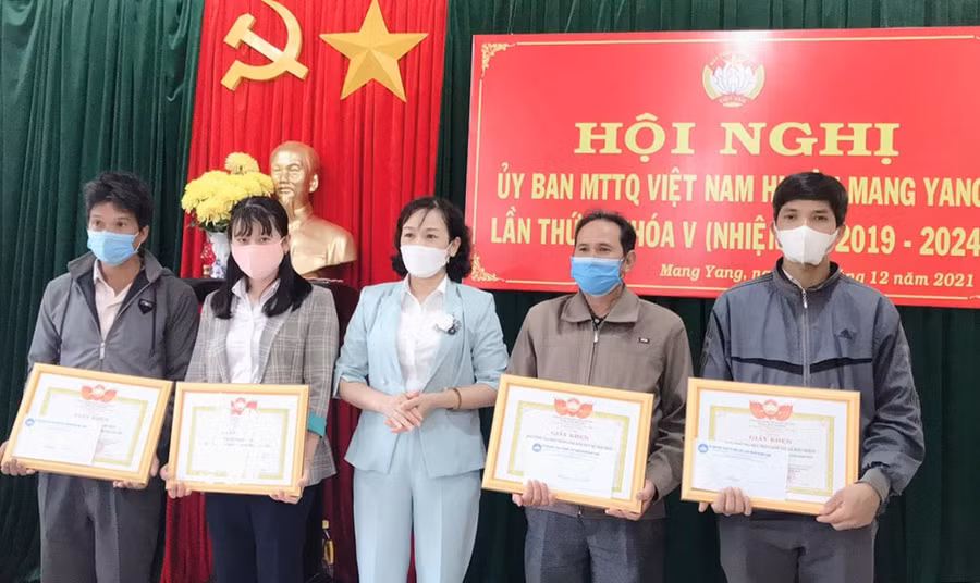  Đại diện Ủy ban MTTQ Việt Nam huyện Mang Yang tặng giấy khen cho các tập thể, cá nhân có thành tích xuất sắc trong công tác Mặt trận năm 2021. Ảnh: Thanh Nga
