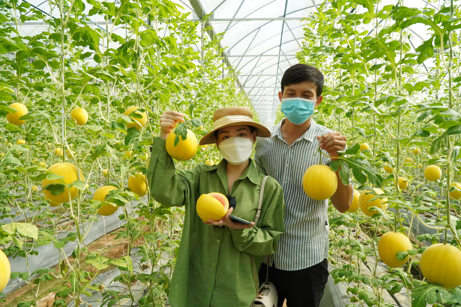 Du khách chụp ảnh lưu niệm cùng anh Thanh. Ảnh: Xuân Phúc