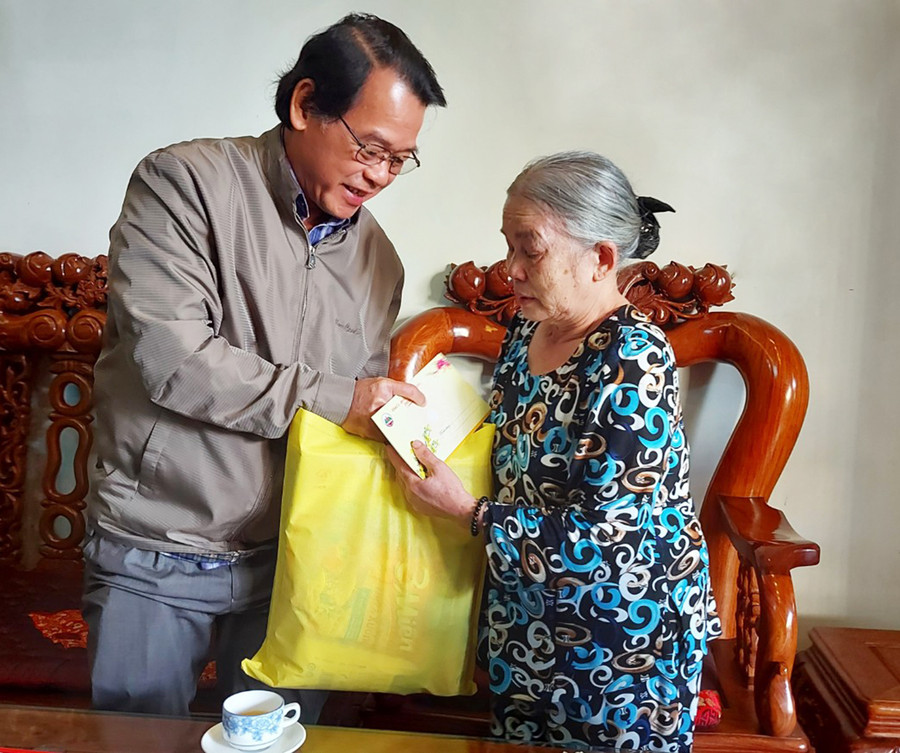 Phó Bí thư Thành ủy Pleiku Trần Xuân Quang tặng quà Tết gia đình ông Đỗ Ngọc Sơn. Ảnh: Thiên Di