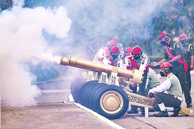 17 quả đạn pháo được bắn để xác nhận gia đình hoàng gia đã chấp nhận các mâm sính lễ trao cho phía cô dâu. Ảnh: Borneo Bulletin