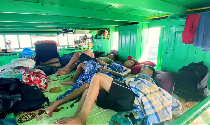 Trên khoang, chỗ ngủ chật chội nhưng mọi người vẫn ngon giấc giữa dập dềnh sóng nước để đêm còn thức thu lưới.
