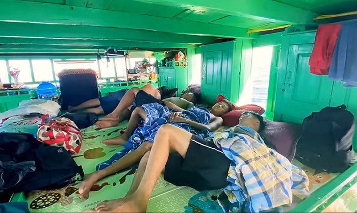 Trên khoang, chỗ ngủ chật chội nhưng mọi người vẫn ngon giấc giữa dập dềnh sóng nước để đêm còn thức thu lưới.
