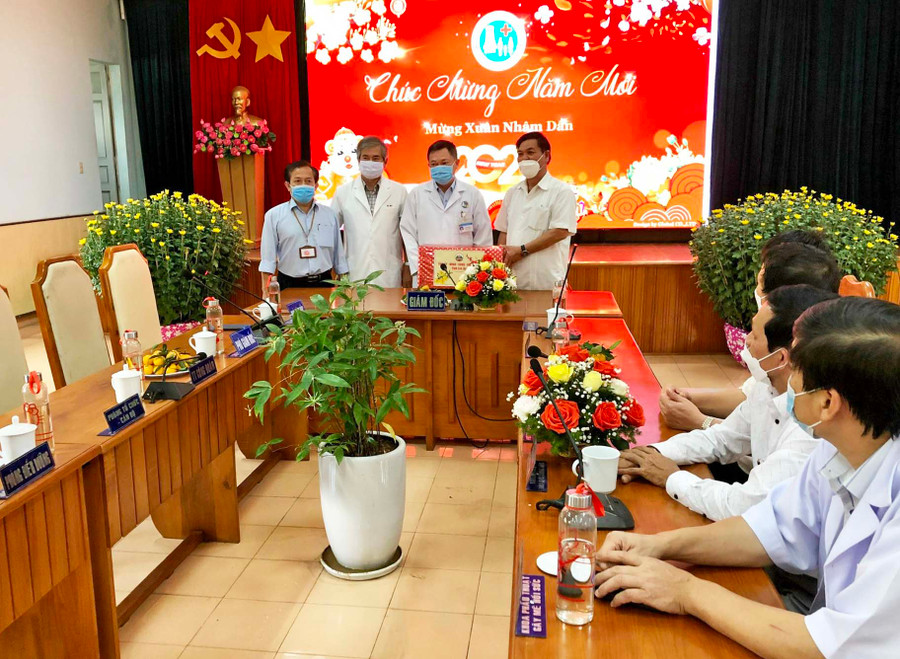 Phó Chủ tịch UBND tỉnh Kpă Thuyên (bìa phải) thăm và tặng quà lãnh đạo, cán bộ, y-bác sĩ Bệnh viện Đa khoa tỉnh. Ảnh: Lê Nam Phó Chủ tịch UBND tỉnh Kpă Thuyên (bìa phải) thăm và tặng quà lãnh đạo, cán bộ, y, bác sĩ Bệnh viện Đa khoa tỉnh. Ảnh; Lê Nam