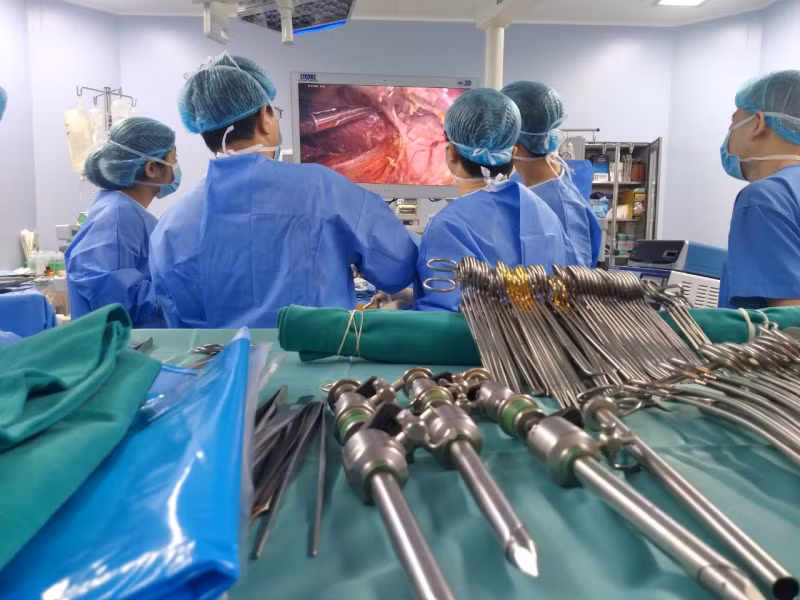 Hình ảnh nội soi được phóng to qua màn hình