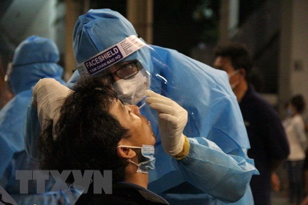 Lấy mẫu xét nghiệm COVID-19. Ảnh minh họa. Ảnh: Văn Hướng/TTXVN