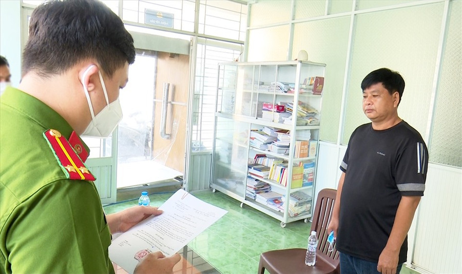 Đọc lệnh bắt tạm giam đối tượng Nguyễn Văn Sang, nguyên cán bộ Công an liên quan đến đường dây trùm buôn lậu Mười Tường. Ảnh: NT