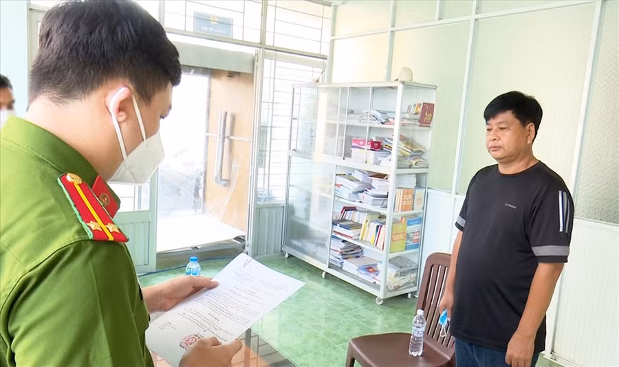 Đọc lệnh bắt tạm giam đối tượng Nguyễn Văn Sang, nguyên cán bộ Công an liên quan đến đường dây trùm buôn lậu Mười Tường. Ảnh: NT